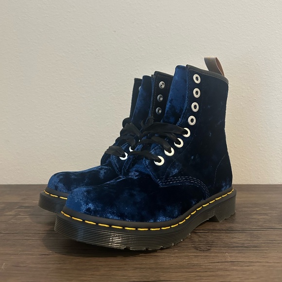 Dr. Martens VEGAN 1460 WOMEN'S CRUSHED VELVET LACE UP BOOTS BLUE SIZE 5 NEW - Picture 3 of 9